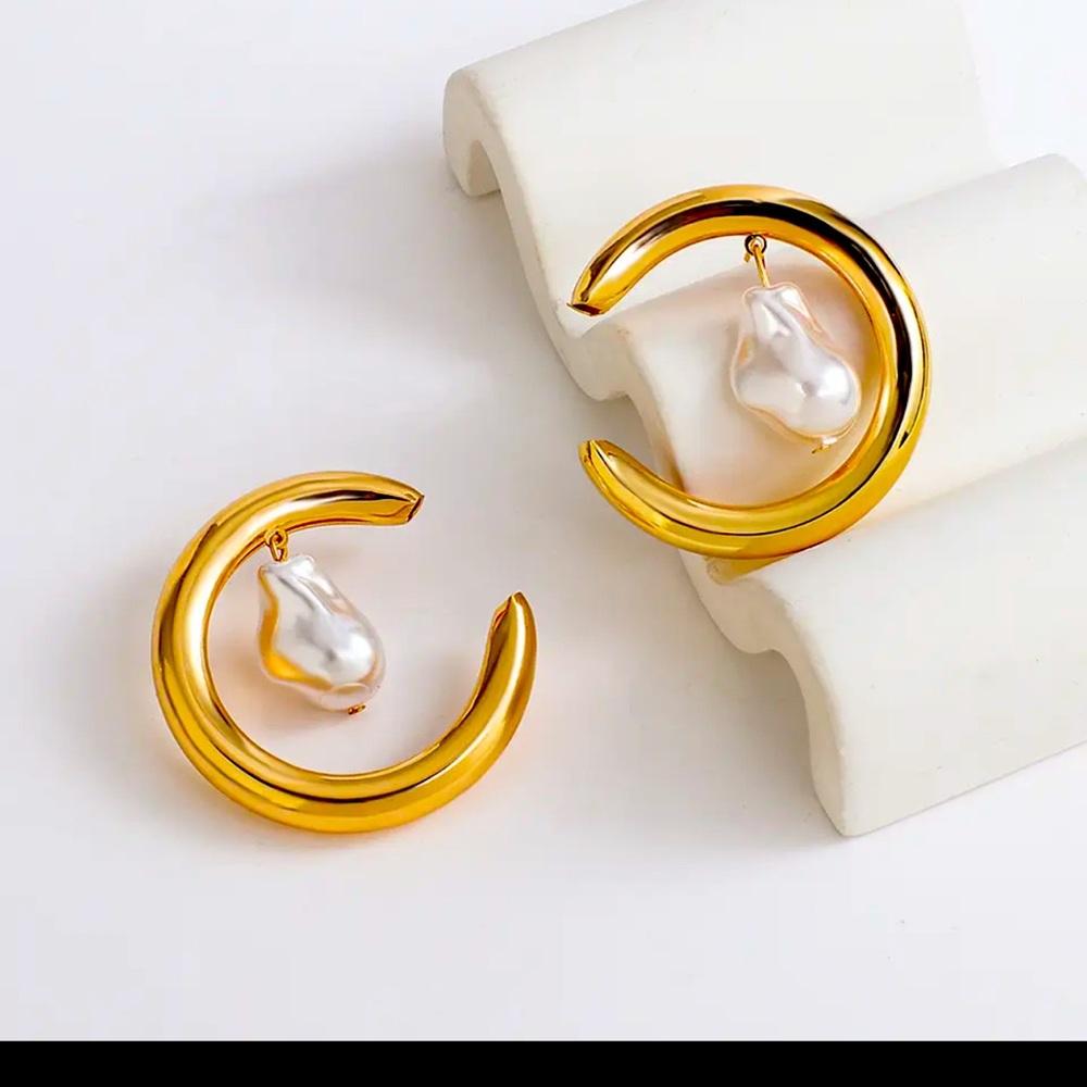 Gold earrings with a pearl dangle brand new never worn